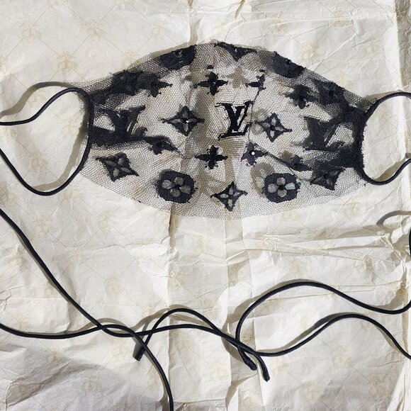 LOUIS VUITTON - EXTREMELY RARE, AUTHENTIC, ICONIC, LACE, MONOGRAM FACE MASK - Picture 5 of 16